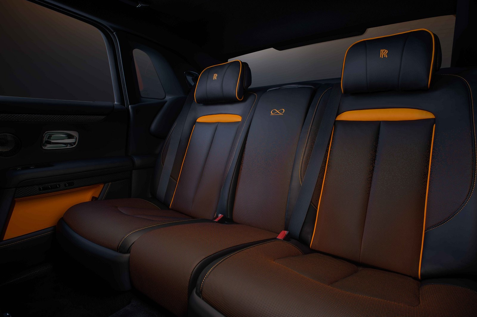 Xe siêu sang Rolls-Royce Black Badge Ghost lấy cảm hứng từ hiện tượng nhật thực