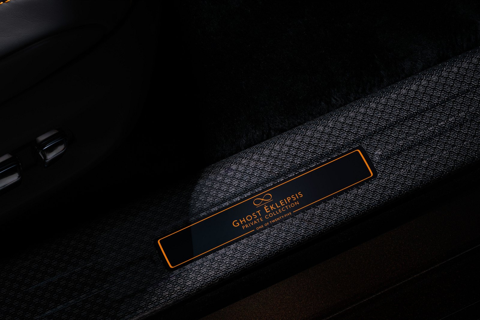 Xe siêu sang Rolls-Royce Black Badge Ghost lấy cảm hứng từ hiện tượng nhật thực
