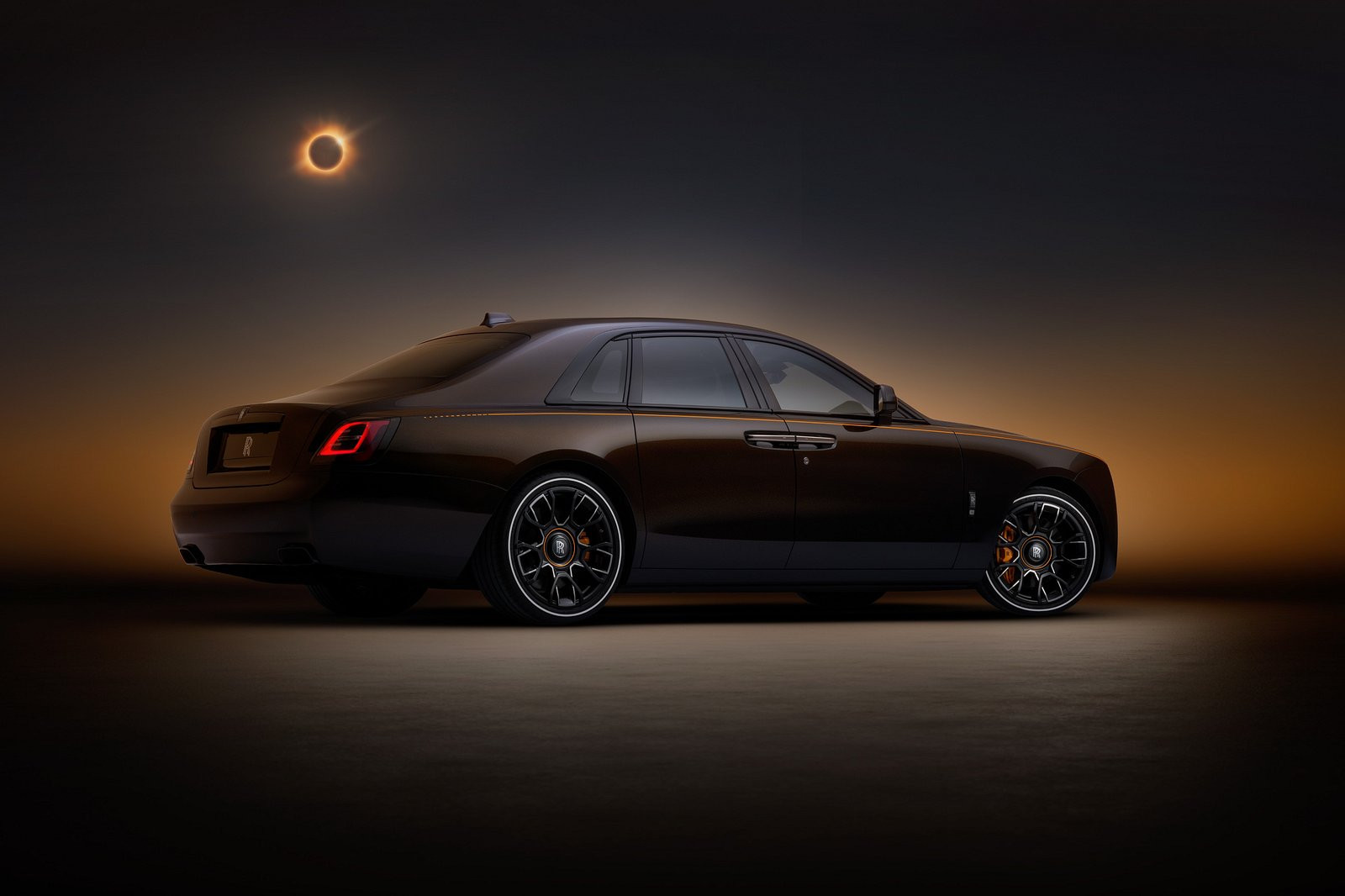 Xe siêu sang Rolls-Royce Black Badge Ghost lấy cảm hứng từ hiện tượng nhật thực