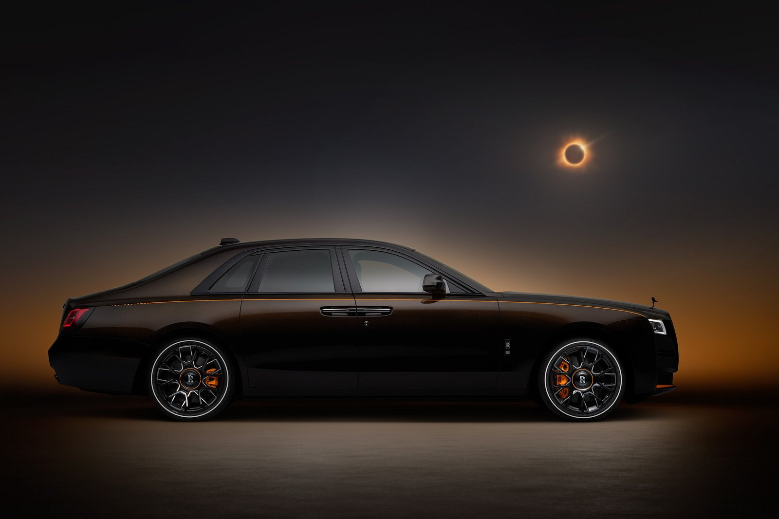 Xe siêu sang Rolls-Royce Black Badge Ghost lấy cảm hứng từ hiện tượng nhật thực