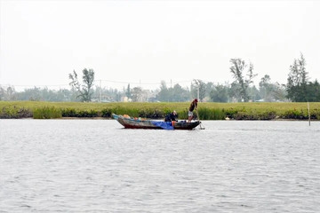 Hai vợ chồng bị lật ghe trên sông Trường Giang, một người mất tích