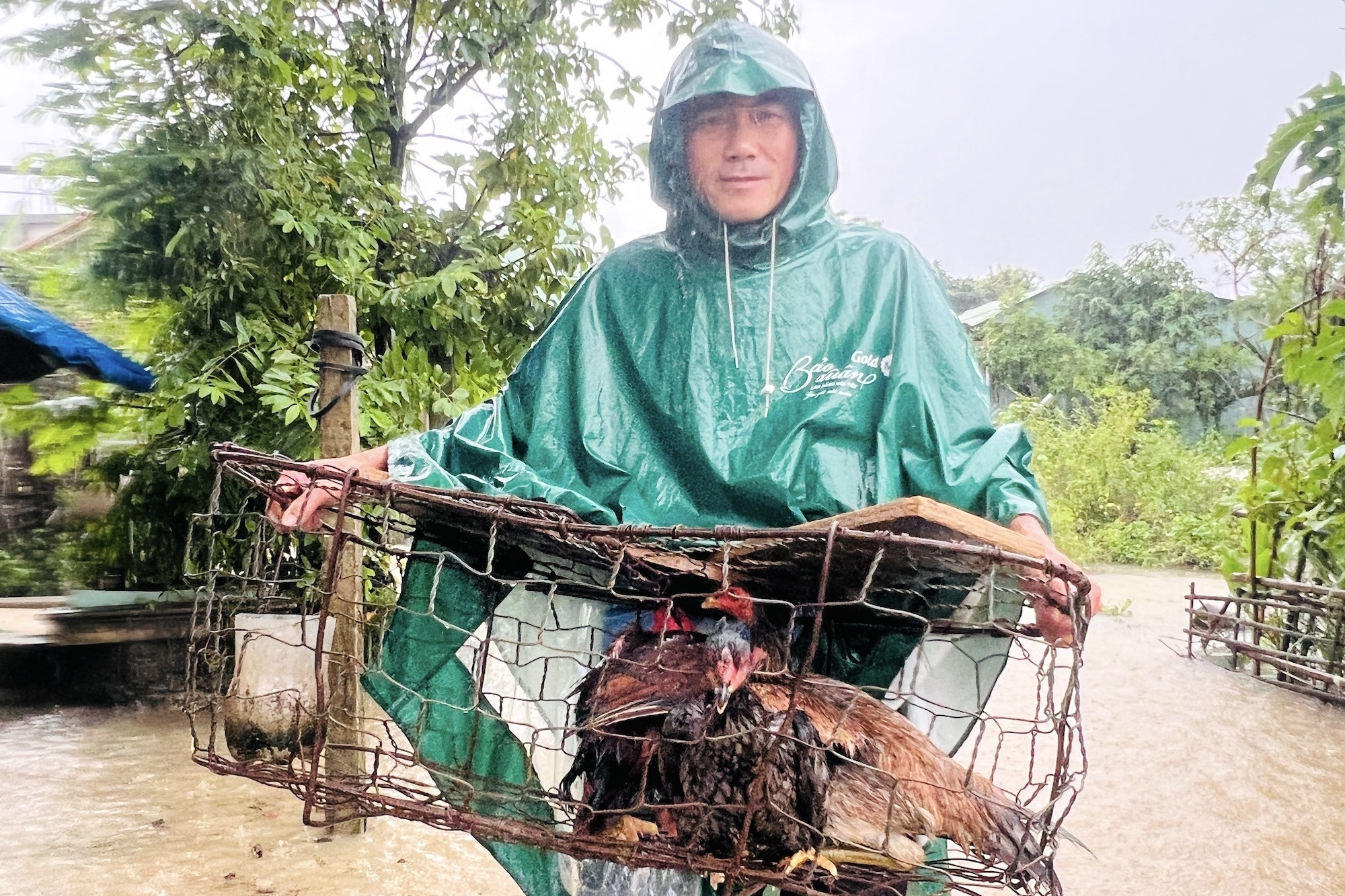 Mưa liên tiếp 3 ngày không ngớt, dân Quảng Nam lo chạy lụt