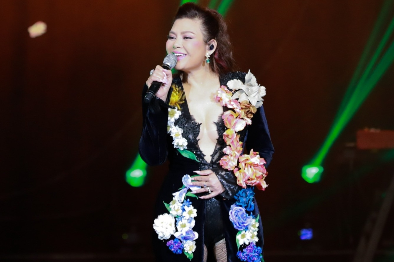 Ngọc Anh mặc gợi cảm, hát ‘Mùa thu giấu em’ bày tỏ tình yêu với chồng Tây