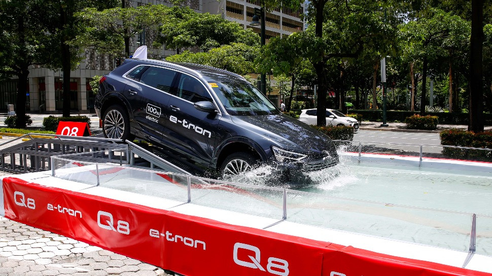 the q8 e tron wades through a see through pool of water 1.jpg