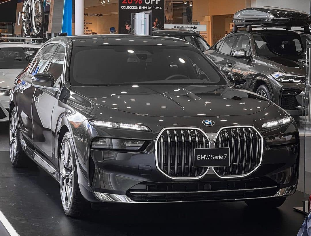 Cạnh tranh Mercedes, giá xe sang BMW 7-Series tiếp tục "rớt" gần nửa tỷ đồng