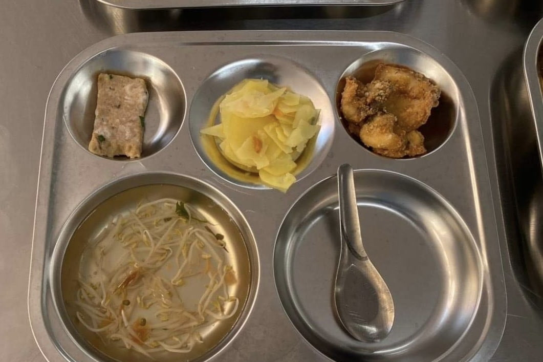 Bức xúc vì món ăn lèo tèo trong suất 32 nghìn đồng của trường ở Hà Nội