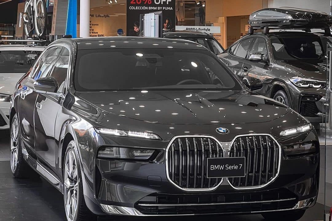 Cạnh tranh Mercedes, giá xe sang BMW 7-Series tiếp tục 