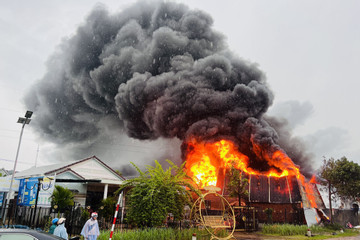 Cháy lớn kho nhựa ở Quảng Nam, cột khói cao trăm mét