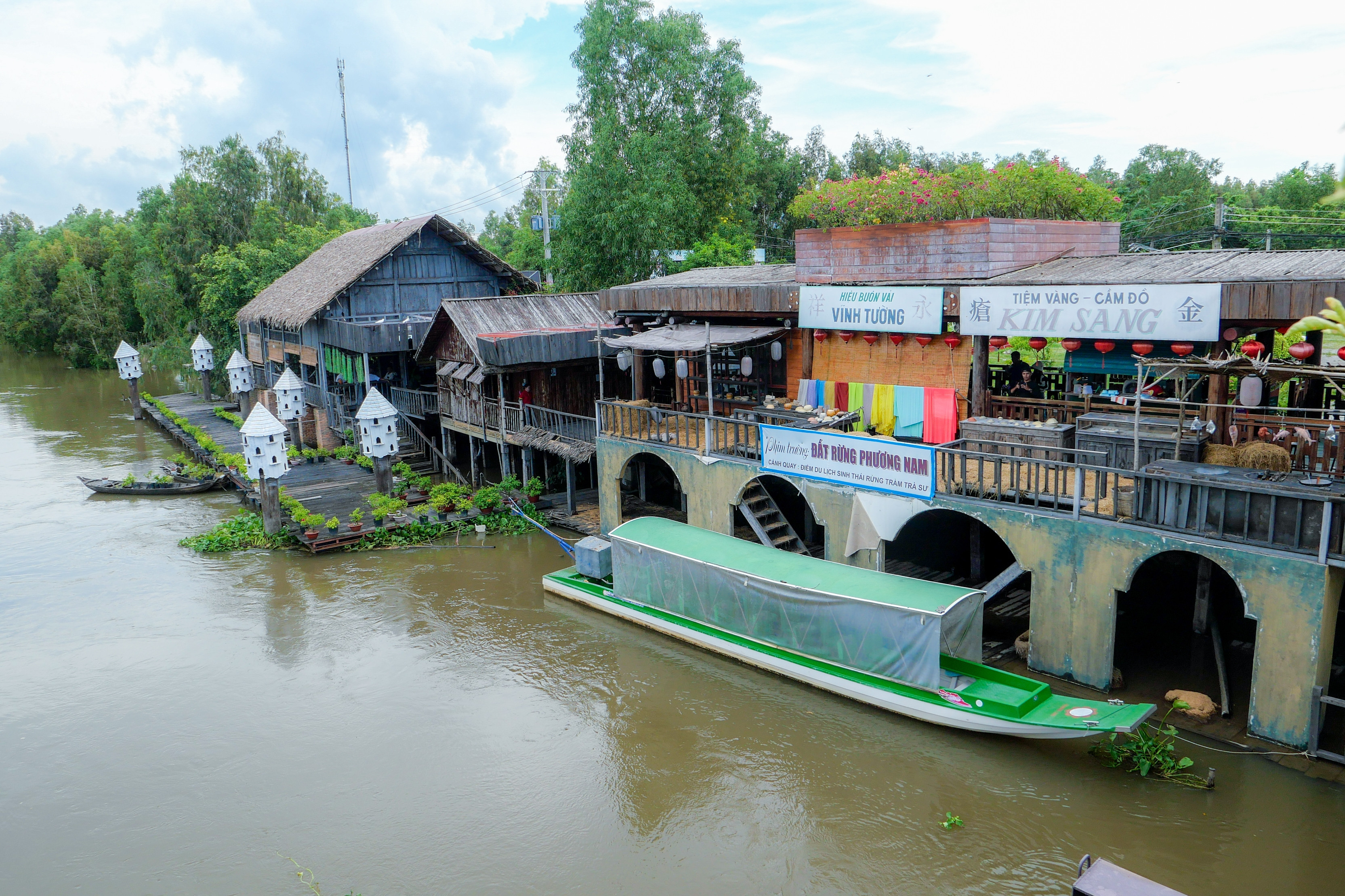 Du khách 'săn lùng' chợ nổi miền Tây trong phim Đất rừng phương Nam