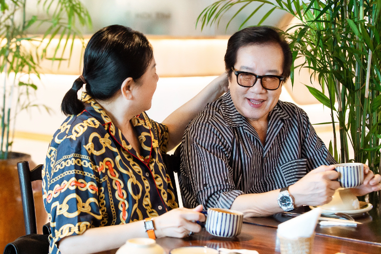 Elvis Phương: 43 năm mặn nồng bên vợ kém tuổi, lần đầu hé lộ về 4 người con