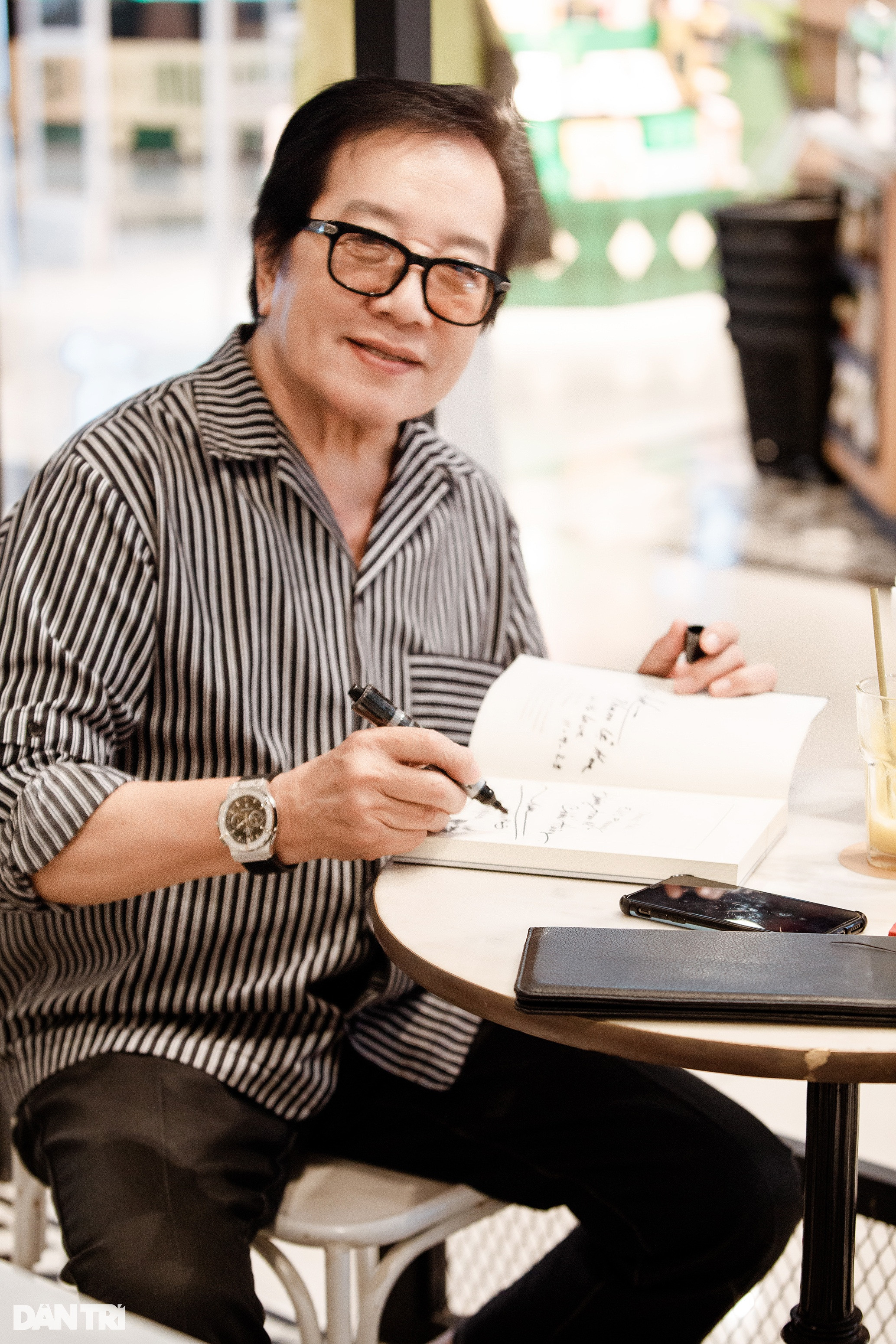 Elvis Phương: 43 năm mặn nồng bên vợ kém tuổi, lần đầu hé lộ về 4 người con - 1