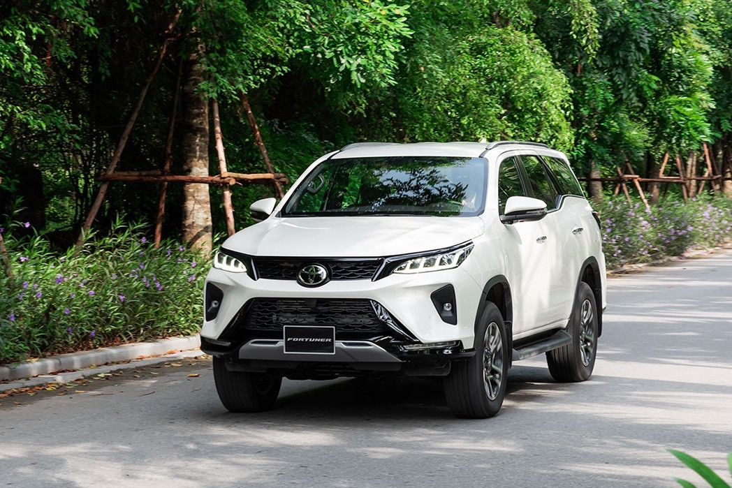 Giá 1 tỷ đồng, ngoài Toyota Fortuner còn những mẫu SUV 7 chỗ nào?