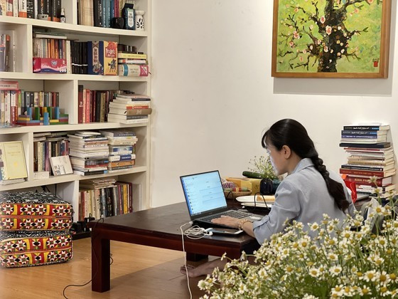 An employee of a state-run agency work at home ảnh 1