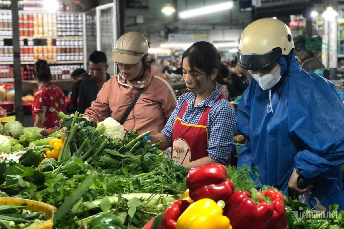 Mưa lớn triền miên, rau xanh khan hàng, giá đắt gấp đôi