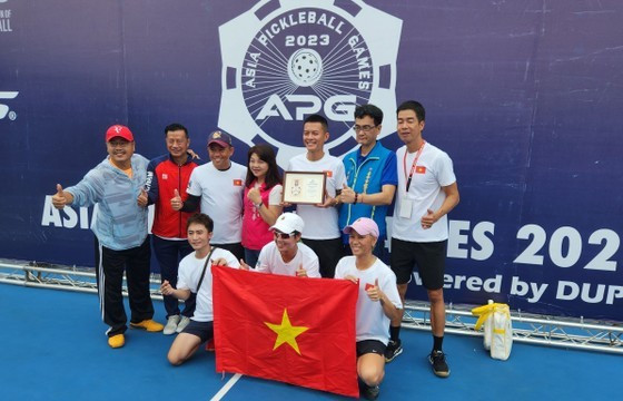 Hogan Lai (1st left), President of the Asian Pickleball Association, and Vietnamese pickleball players ảnh 1