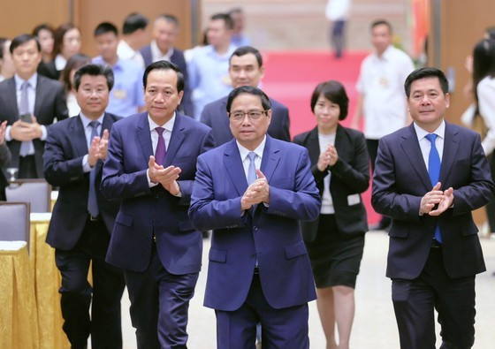 Prime Minister Pham Minh Chinh meets the FDI business community on October 16 morning. (Photo: Viet Chung) ảnh 1