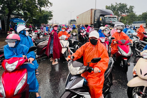 Quốc lộ 1A ngập sâu, hàng trăm công nhân ở Quảng Nam kẹt đường đi làm