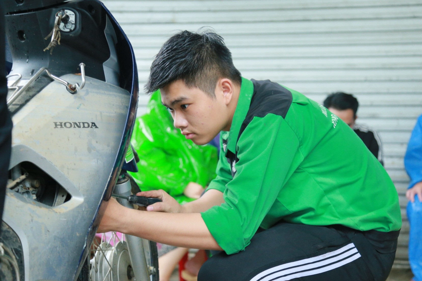 Sinh viên Đà Nẵng mở tiệm sửa xe sau mưa lũ, lệ phí là nụ cười