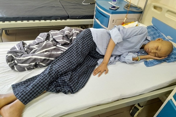 Cha mẹ làm nông nghèo khó, nữ sinh mắc ung thư xương xin về nhà