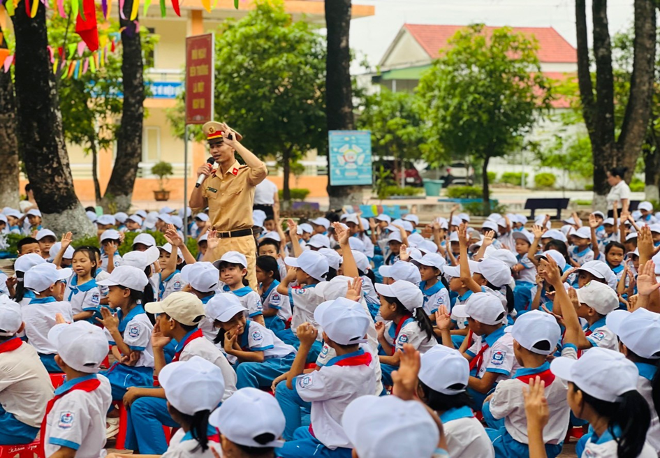 cong an huyen cam xuyen ha tinh tuyen truyen luat giao thong cho hoc sinh tren dia ban.png