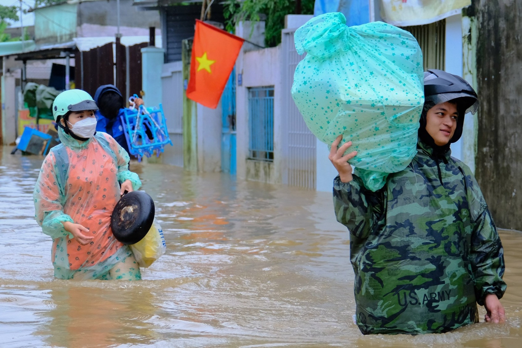 'Rốn lũ' ở Đà Nẵng lại ngập gần 1m, người dân tất tả đi sơ tán