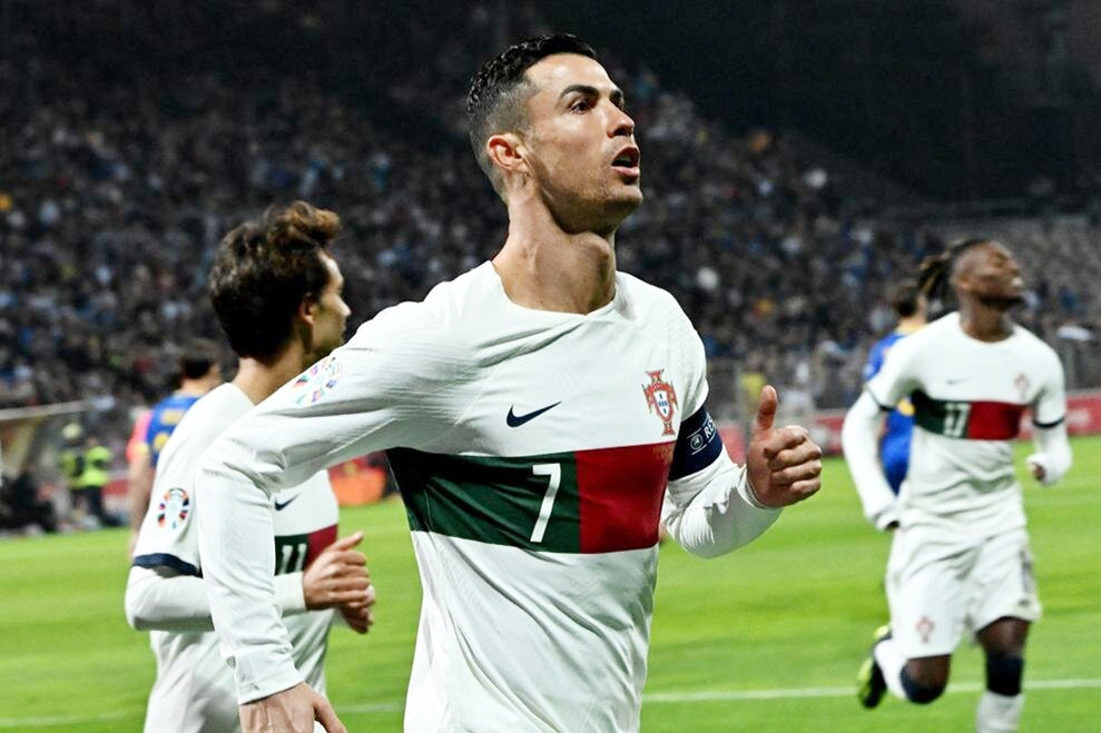 Ronaldo lập cú đúp tuyệt đỉnh, Bồ Đào Nha vùi dập Bosnia