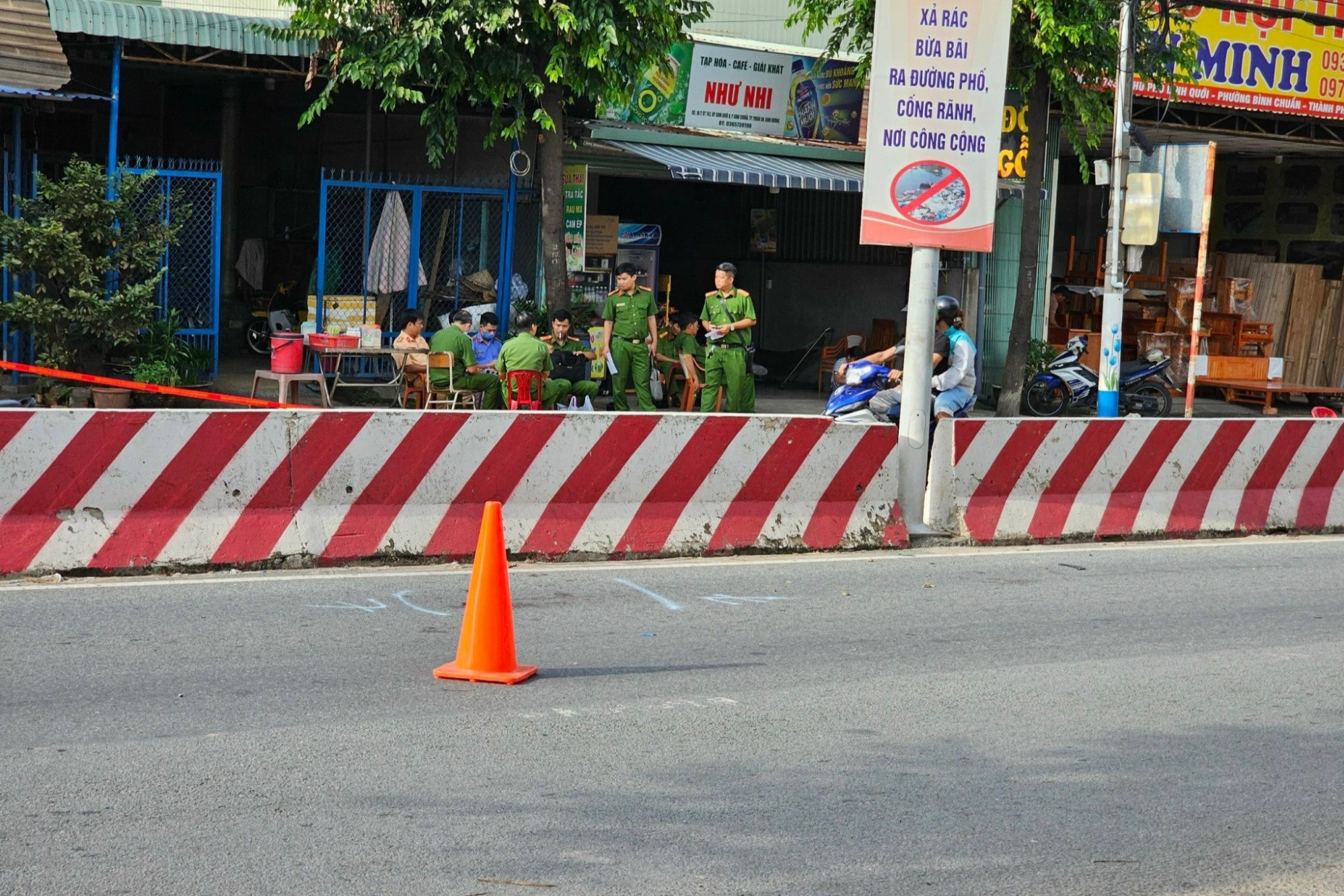 Tông vào dải phân cách, 3 thanh niên đi xe máy tử vong tại chỗ