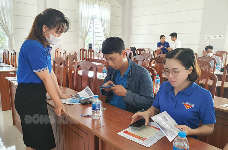 UBND TP. Bến Tre phối hợp với các đơn vị tập huấn kiến thức, kỹ năng số, đăng ký chữ ký số cho thành viên tổ chuyển đổi số cộng đồng.