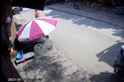 Va chạm với xe đạp điện, nam sinh suýt mất mạng dưới bánh xe bồn