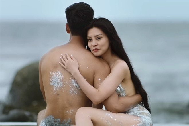 Bùi Lan Hương thoát y bên mẫu nam trong MV do Nguyễn Quang Dũng đạo diễn