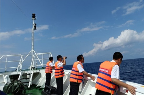 Foreign rescue forces join search for missing fishermen off Song Tu Tay Island