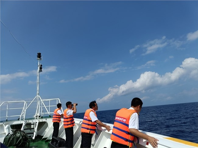 foreign rescue forces join search for missing fishermen off song tu tay island picture 1