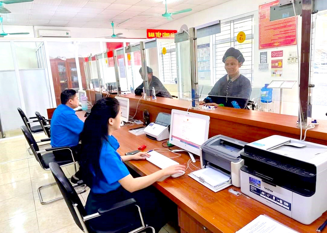 ĐVTN huyện Hoàng Su Phì hỗ trợ, hướng dẫn người dân thực hiện dịch vụ công trực tuyến, rút ngắn thời gian giải quyết các thủ tục hành chính. Ảnh: NGUYỄN PHƯƠNG