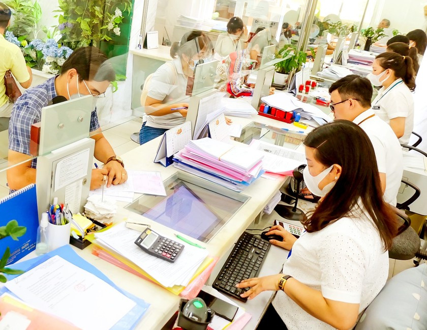Civil servants from the People's Committee of District 1 (Ho Chi Minh City) process administrative documents for citizens and businesses. ảnh 1