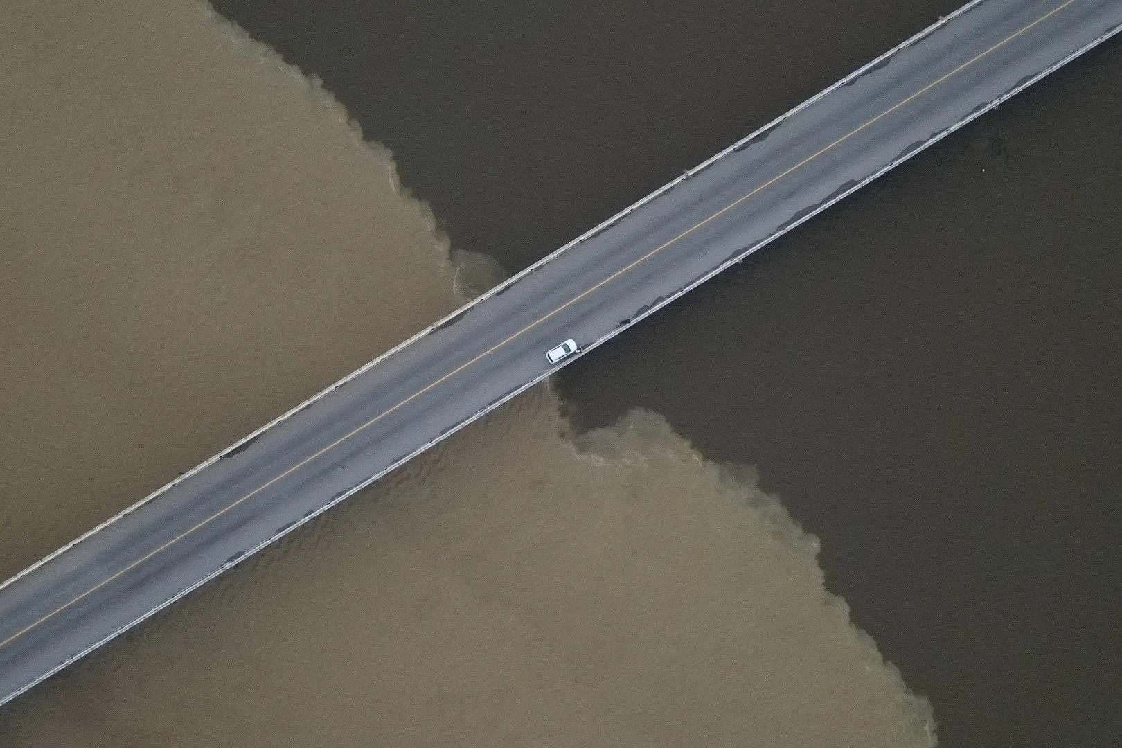 Mặt biển chia đôi với 2 màu nước, chảy qua cầu 500 tỷ đồng - 1