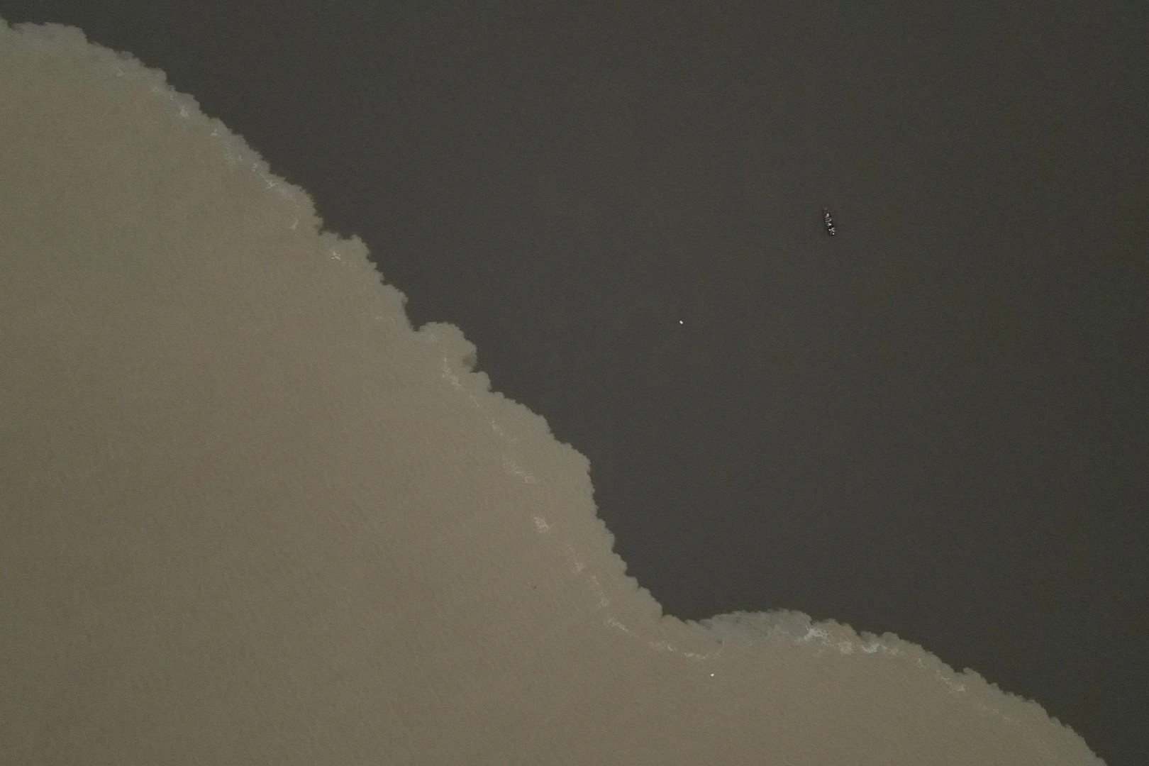 Mặt biển chia đôi với 2 màu nước, chảy qua cầu 500 tỷ đồng - 3