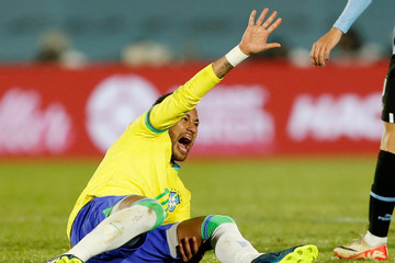 Neymar chấn thương nặng, Brazil thua sốc Uruguay