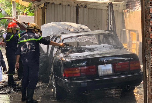 Ô tô Lexus cháy lớn trong khuôn viên nhà dân ở TP.HCM