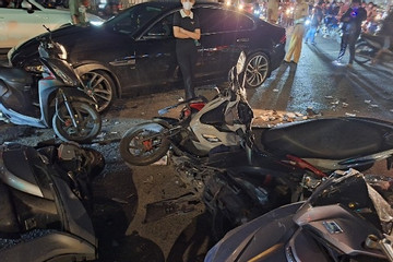 Tai nạn ô tô tông 5 xe máy giữa giao lộ ở TP.HCM, nhiều người bị thương