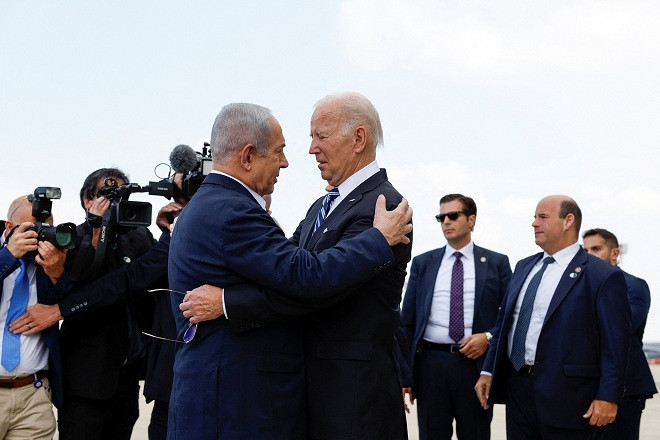 Tổng thống và Thủ tướng Israel chào đón ông Biden ở sân bay