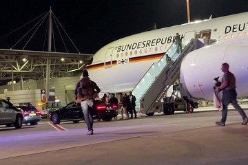 Video phái đoàn Thủ tướng Đức sơ tán khỏi máy bay do còi báo động ở Israel