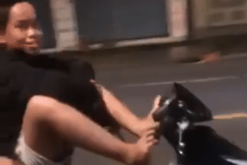 Xử phạt nam thanh niên điều khiển xe máy bằng chân trên quốc lộ