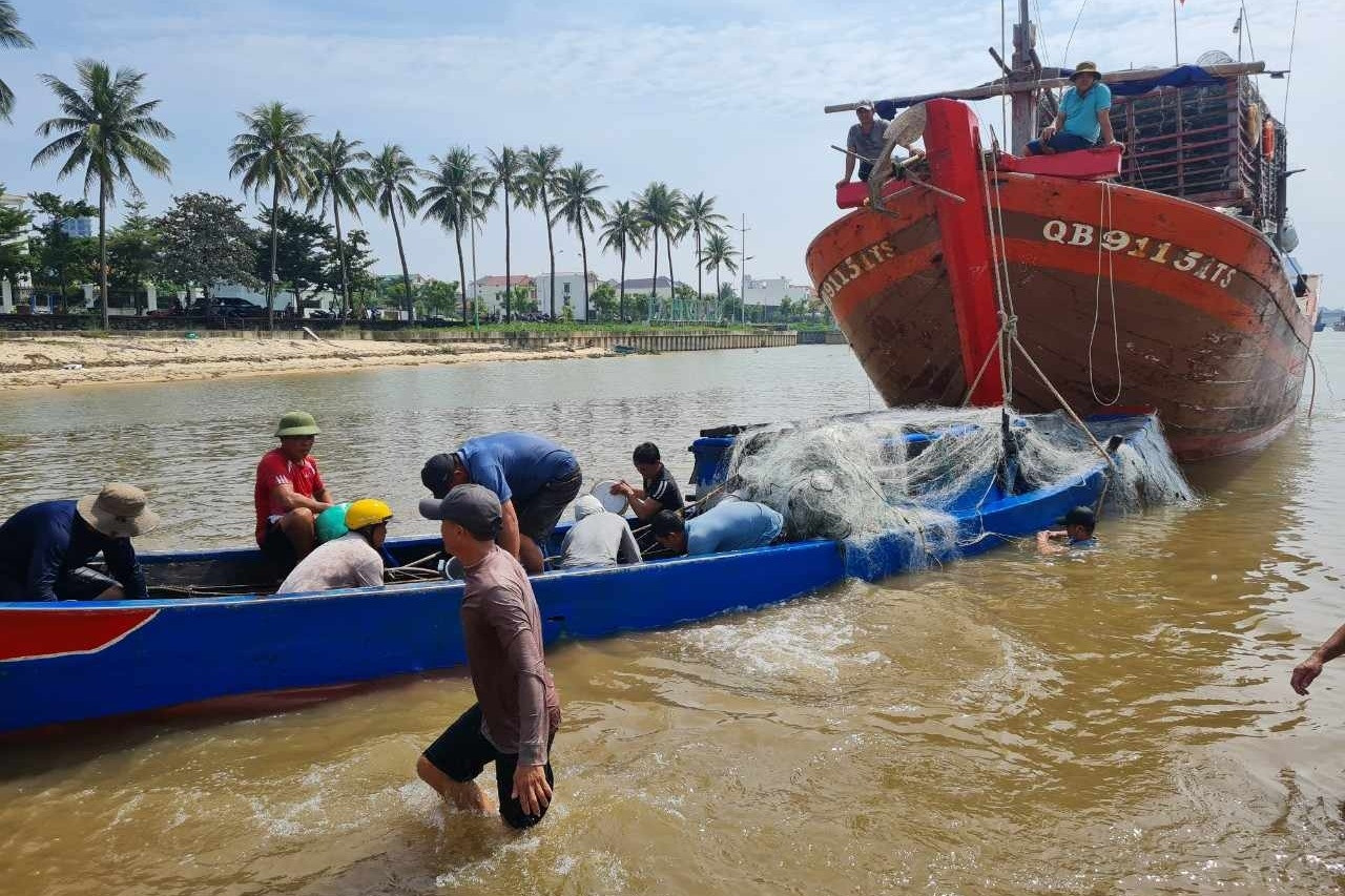 Chìm thuyền trên biển, hai bố con bơi 2 km vào bờ