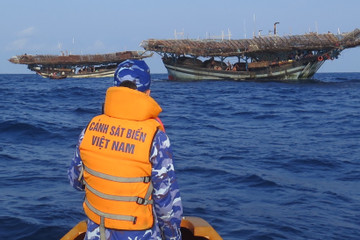 Hình ảnh cảnh sát biển hỗ trợ tìm kiếm 13 ngư dân mất tích trên biển