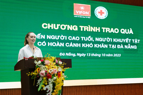 Hoa hậu Ba Lan tặng quà người dân Đà Nẵng có hoàn cảnh khó khăn