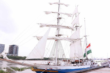 Indian sailing training ship visits HCM City