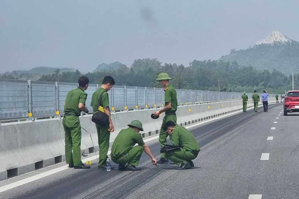 Lấy mẫu giám định vụ cao tốc qua Thanh Hóa nghi bị đổ hóa chất