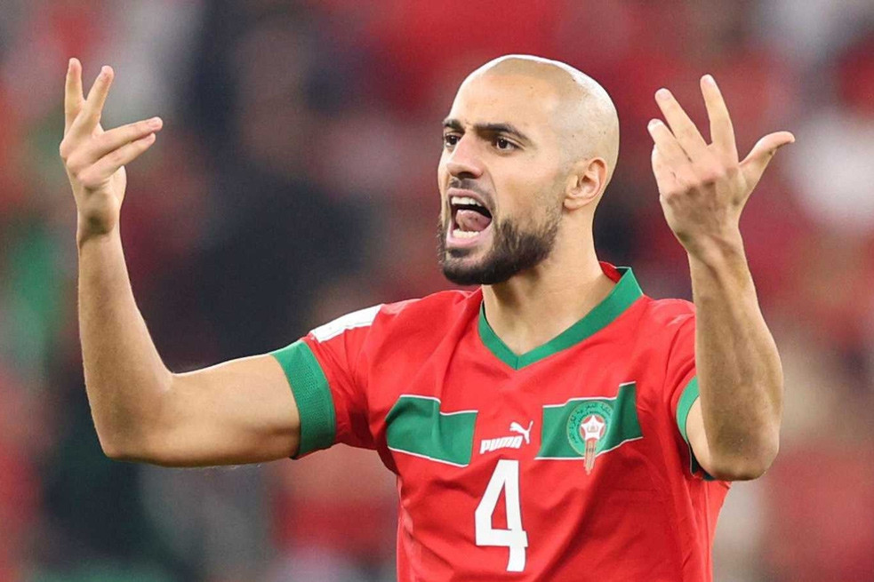 MU lo sốt vó Amrabat 'đổ bệnh' khi lên tuyển