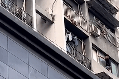 Người đàn ông liều mình giải cứu bé gái treo lơ lửng bên ngoài ban công