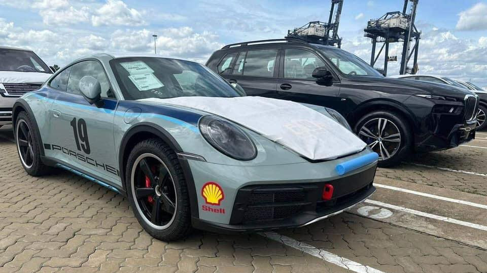 Rộ tin đồn ông Đặng Lê Nguyên Vũ mua Porsche 911 Dakar thứ 2 về Việt Nam